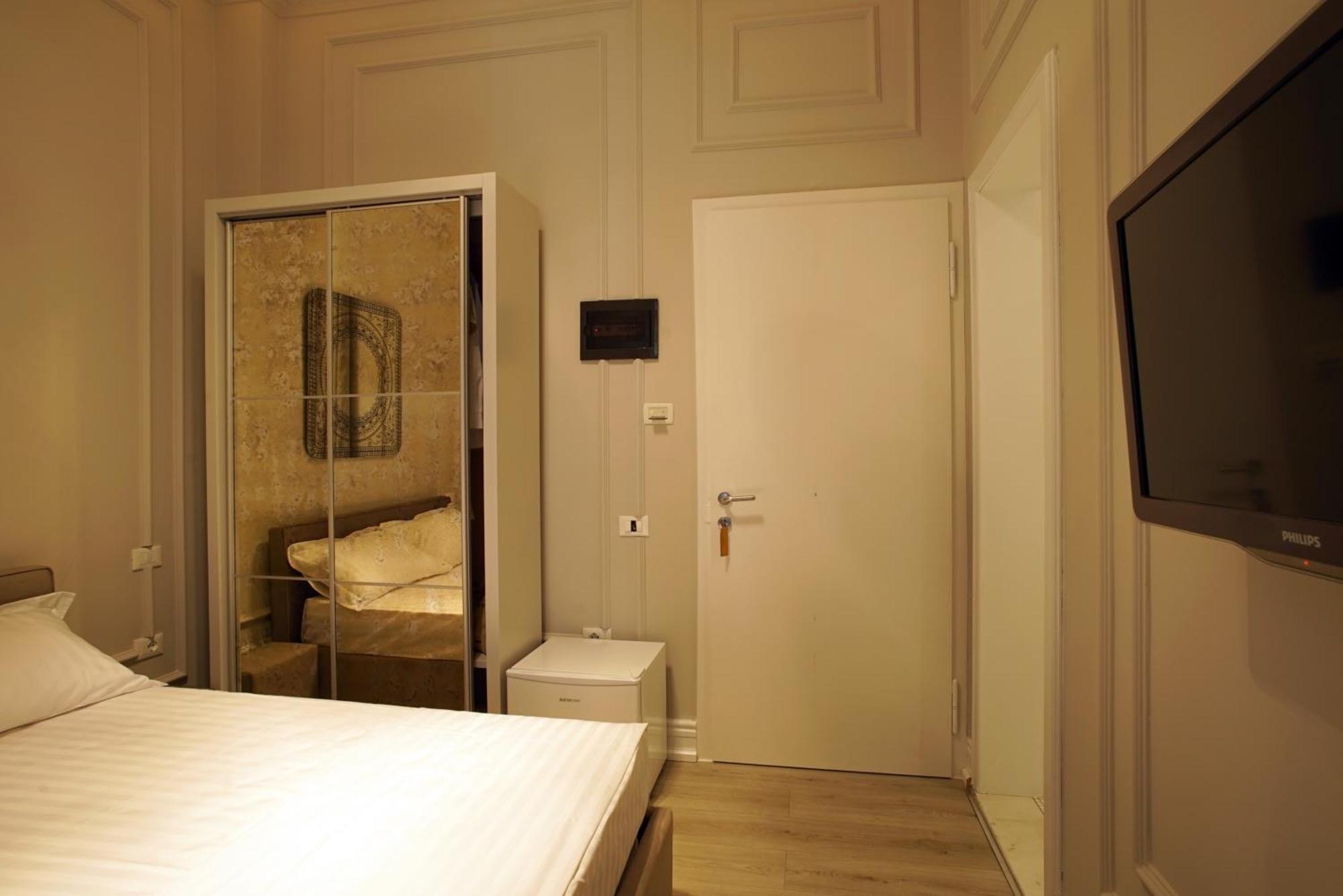 Padam Boutique Hotel Tiranë Bilik gambar